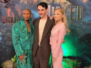Cortesía đã đối đầu với Ariana Grande và Cynthia Erivo trong ngôi sao của Wicked.