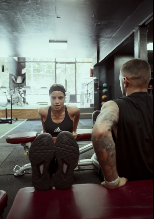 El entrenamiento de Emilia Mernes para su gira internacional